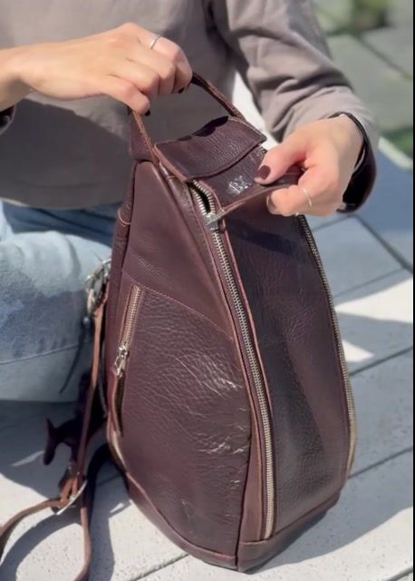Video de MATERA DE CUERO + LLAVERO CON CHAPITA PERSONALIZADA Y CHARM - BROWN VIBES