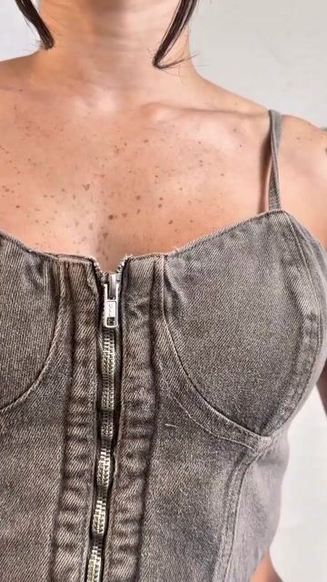 Vídeo de Conjunto Jeans Virgínia Glitter Premium – Cropped Corset + Calça Cargo