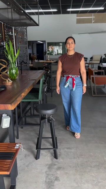 Video de Banqueta Giratória Industrial em Aço com Assento Estofado | Casa Rigo