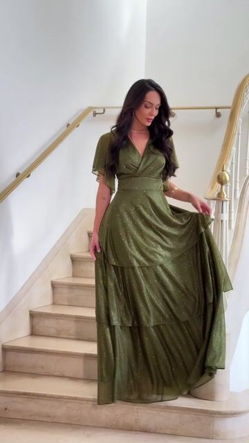 Vídeo de Vestido Longo De Festa Lucile Verde Oliva com Mangas 3/4 de Tule Glitter com Saia em Camadas