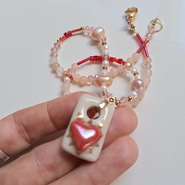 Video de Collar corazón sagrado rojo y perlas