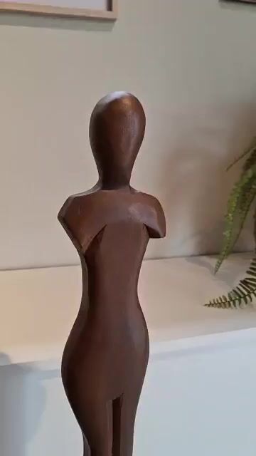 Vídeo de Escultura humana feminina em madeira