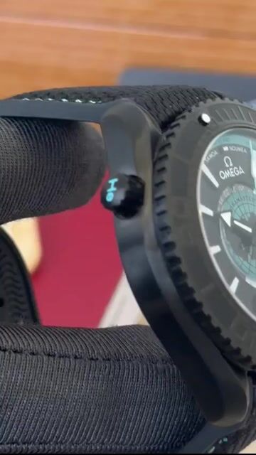Video de Omega Planet 42mm - AÇO PRETO/MOSTRADOR PRETO - NYLON