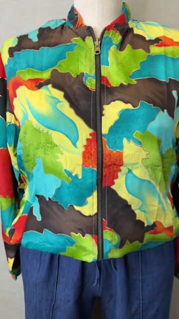 Video de Jaqueta Bomber Dupla Face com Estampa Exclusiva- verde