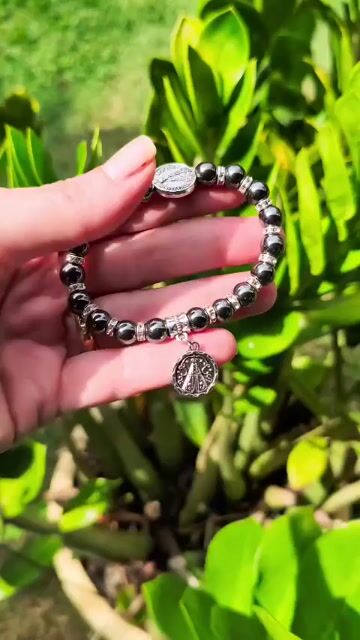Vídeo de Pulseira N. Sra. Aparecida Conta Hematita Entremeio Strass Com Pingente Medalha "Rogai Por Nós"