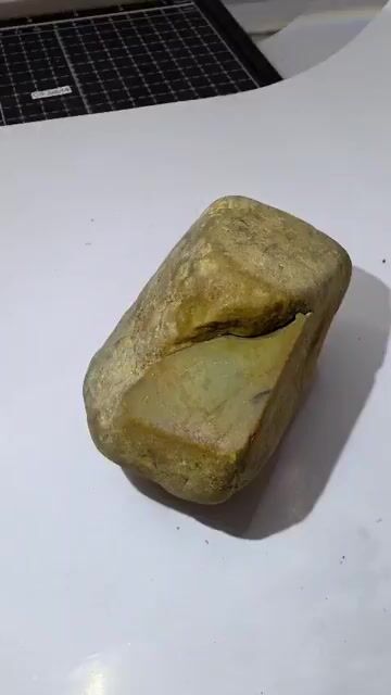 Video de 527 g Jadeita de Guatemala en Bruto Rollo Mostaza Unico