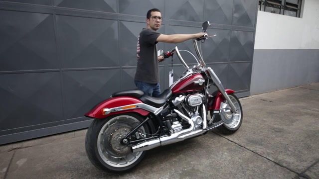 Video de ESCAPE THUNDERBOLT 2x1 - SOFTAIL M8