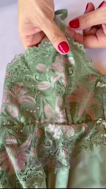 Video de Baby Doll Luxo Decote Reto Detalhes em Renda e Cetim