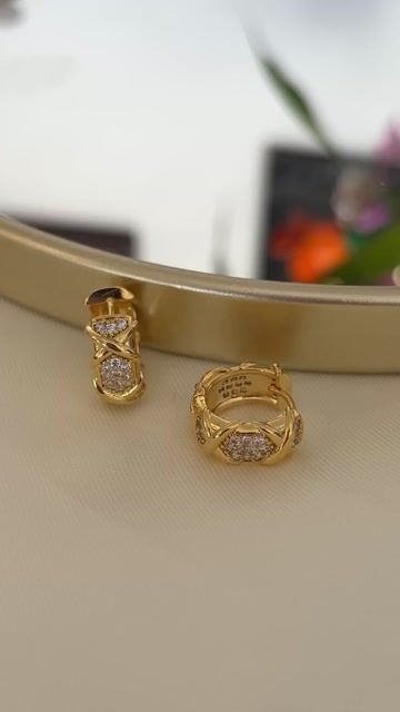 Vídeo de Brinco Cravejado Argola Click em X Dourado