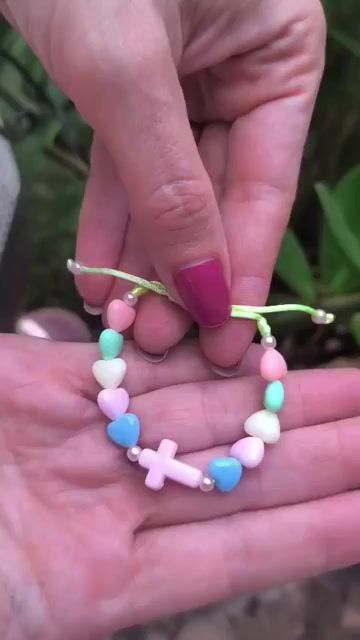 Video de Pulseira Infantil de Contas Corações Coloridos
