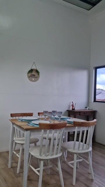 Vídeo de Kit Mesa Madeira Maciça com 4 Cadeiras Resistente Sala de Jantar Cozinha