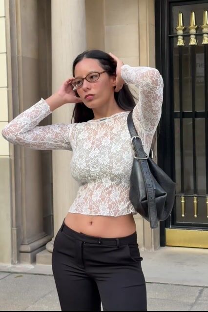 Video de The Lace Tee in Bone