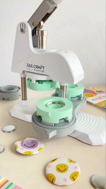 Video de Máquina Para Hacer Pins Personalizados 58 Mm. Ibi Craft Blanco Ibi Pinmakers