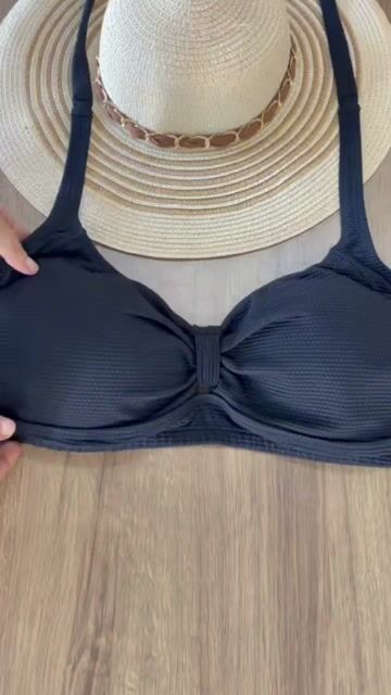 Vídeo de Busto de Biquíni Plus Top com estrutura e alça lateral reforçada com bojo removivel preto texturizado