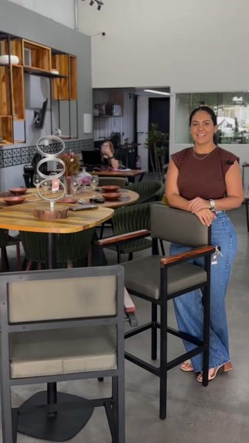 Video de Banqueta Ubatuba em Alumínio e Linho Rústico | Banqueta Alta para Bancada e Área Gourmet - Casa Rigo