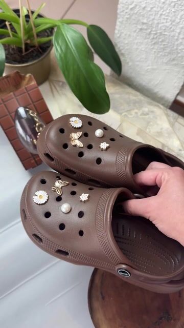 Video de Crocs Estilo Babuche Marrom Escuro com Acessórios + Brinde Lip Gloss