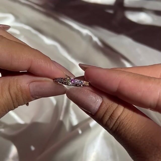 Video de Anel Lorena · Prata 925 · Aliancinha Colorida Cravejada