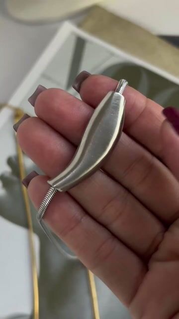Video de Colar Malha com pingente em aço escovado Estilo Onda em aço inox Prata/ Gold 41 cm +5