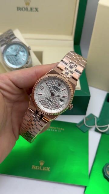 Video de Rolex Land-Dweller 40mm - Mostrador prata/Bezel canelado rose