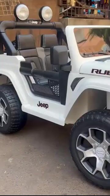 Video de Auto Jeep Rubicon A Bateria 12v 4x4 Con Goma Cuero