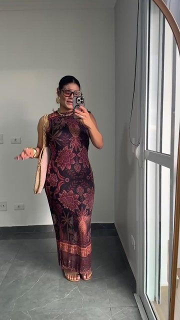 Vídeo de Vestido Midi Tule Forro Regata Gola Alta Fendas Estampado Ângela Preto/Marsala