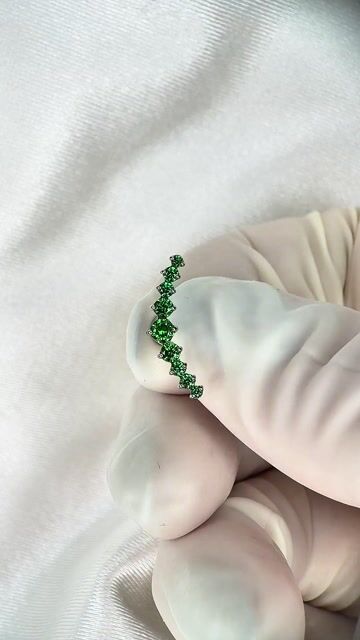 Vídeo de Labret cluster 9 zircônias verde - Titânio Natural