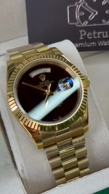 Video de Rolex Day-Date President 40mm - Mostrador preto/Bezel canelado em aço dourado