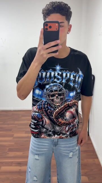 Video de Remera Over godspeed calavera guante C