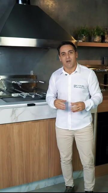 Vídeo de Churrasqueira Rotativa Básica + Grelha Estática