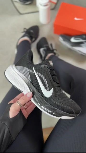 Vídeo de Nike Air Zoom Revolution 8 Preto/Branco