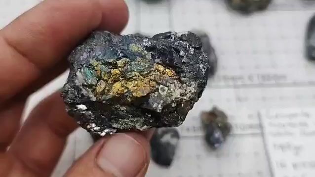 Video de 16 Piezas Calcopirita Iridiscente, Esfalerita y Calcita Fluorescente | 749 g