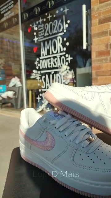 Vídeo de Tênis Casual Branco com Detalhe Brilhante Rosa