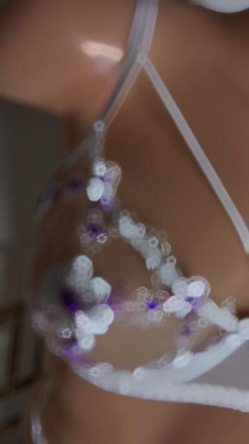 Video de Conjunto Blanco con aro y destellos en flores violetas