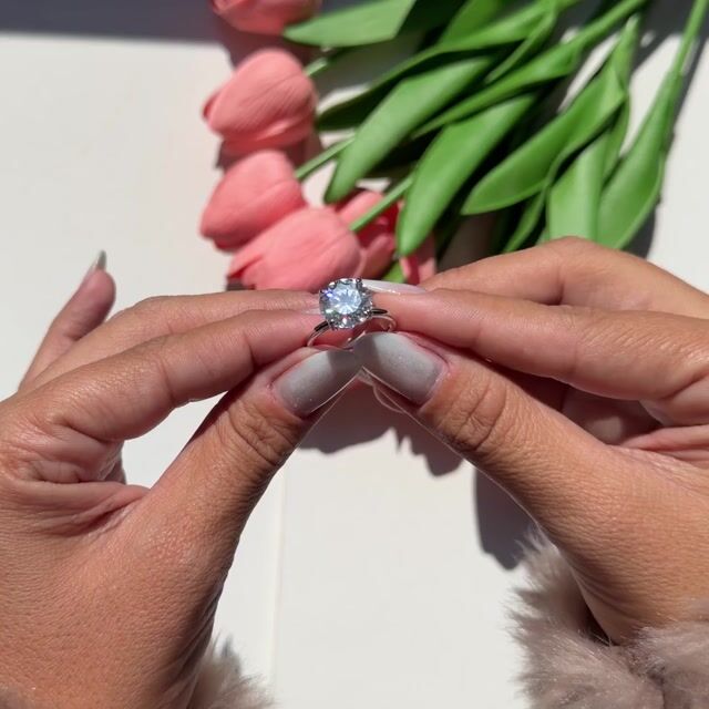 Video de Anel Marcela · Prata 925 · Moissanite · Redondo 5ct · Solitário Pedra Alta