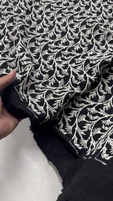 Vídeo de Tecido Cambraia De Algodão Bordada - Preto/Off