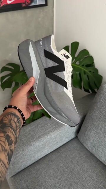 Vídeo de Tênis New Balance Fuelcell Elite V4 Cinza Lançamento