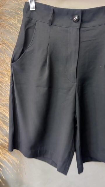 Video de Bermuda de Viscose com Pregas