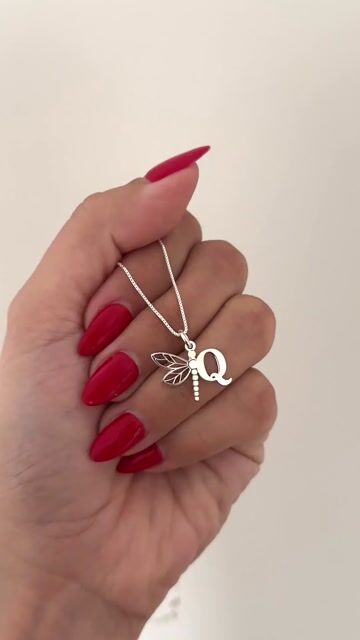 Video de Cadena con dije inicial libélula - leer descripción