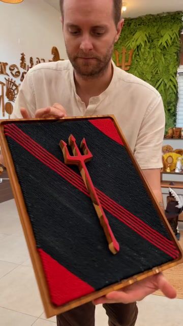 Vídeo de Quadro Tridente Exu Espelhado - 33cm Larg x 43cm Alt - Collab Atelier e Romano