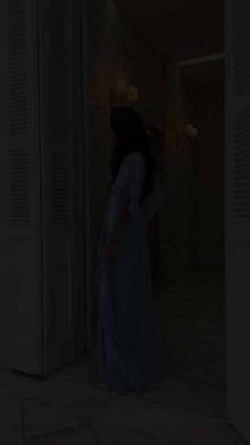 Vídeo de Vestido Longo De Festa Ellen Azul Serenity em Chiffon com Mangas Assimétricas e Corpete Bordado