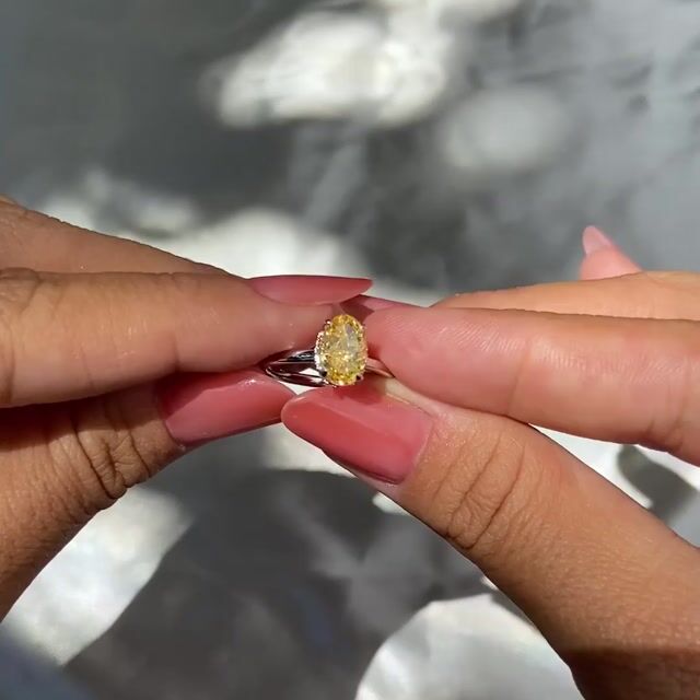 Video de Anel Lucy · Prata 925 · Zircônia 8A Oval Amarelo 1,5ct · Solitário Pedra Alta