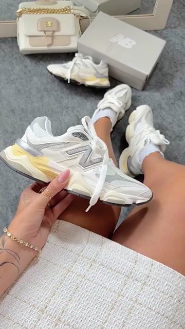 Video de Tênis New Balance 9060 Branco/Cinza