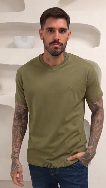 Video de Remera básica escote V verde militar
