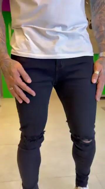 Video de Calça Super Skinny Preta c/ Rasgo no Joelho REF: 9156