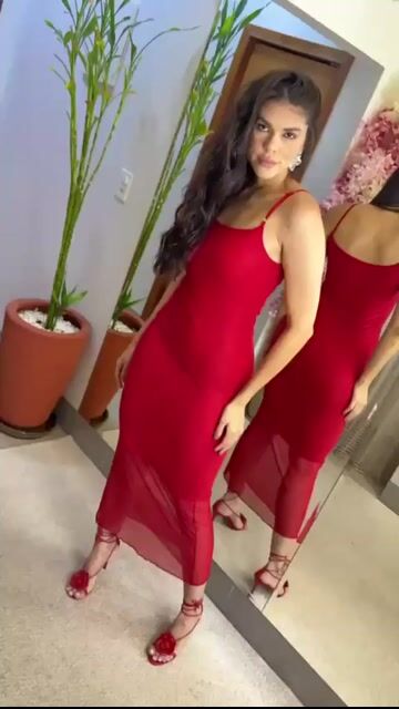 Video de VESTIDO DE ALÇA TULE VERMELHO