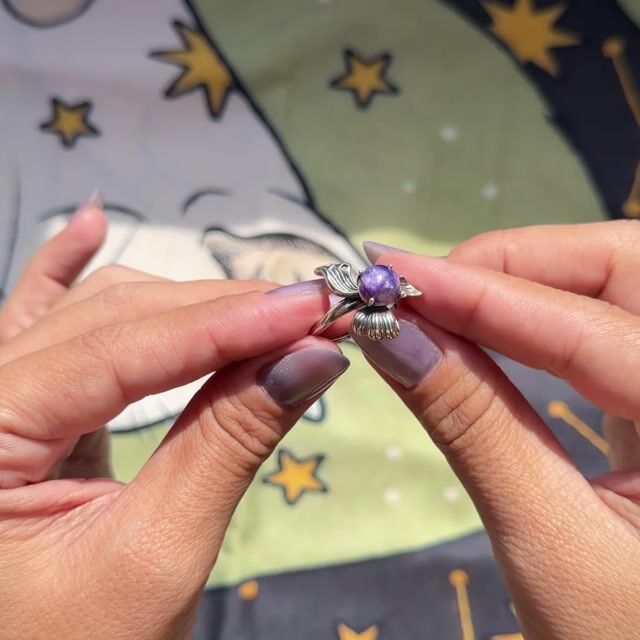 Video de Anel Atena · Prata 925 · Charoíta Natural · Estilo Boho