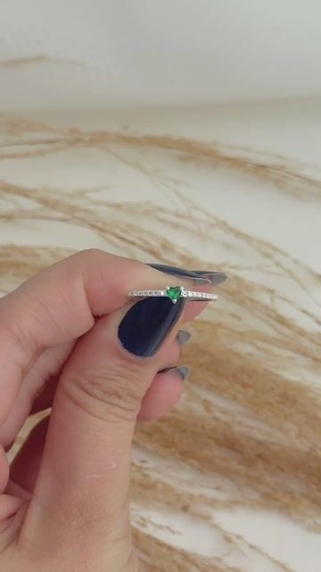 Vídeo de Anel Solitário Coração Verde Mini Aro Cravejado Em Prata 925