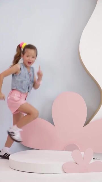 Video de Conjunto infantil jeans Hello Kitty colete + shorts