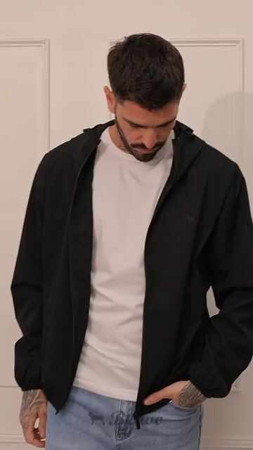 Video de Campera rompeviento Clark negro
