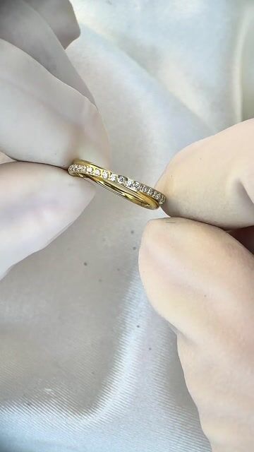Vídeo de Argola cliker transpassada lisa e cravejada - Titânio PVD Gold